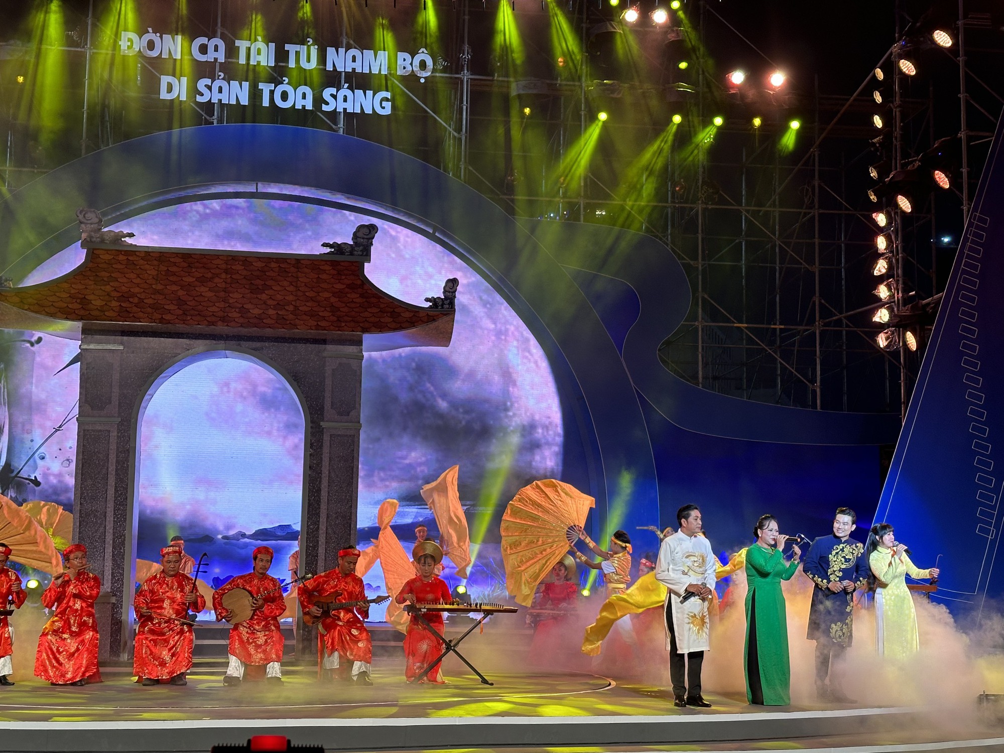 Εξαιρετικό καλλιτεχνικό πρόγραμμα «Νότια ερασιτεχνική μουσική - Λαμπερή κληρονομιά» - Φωτογραφία 2. Rực rỡ chương trình nghệ thuật “Đờn ca tài tử Nam Bộ - Di sản tỏa sáng”
- Ảnh 2.