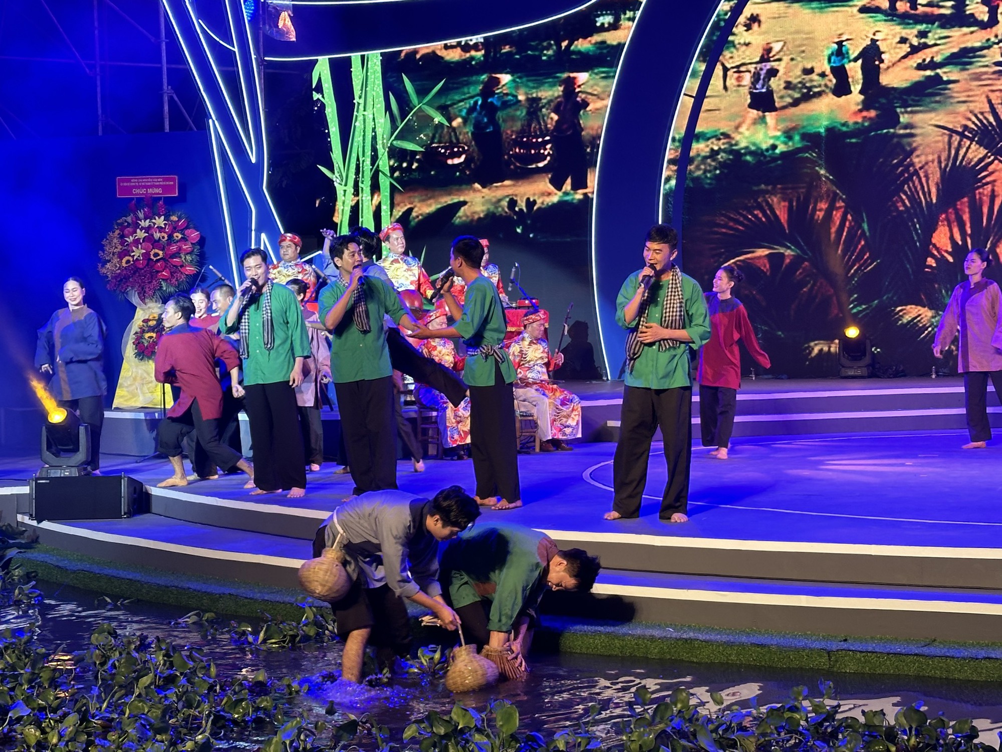 Εξαιρετικό καλλιτεχνικό πρόγραμμα «Νότια ερασιτεχνική μουσική - Λαμπερή κληρονομιά» - Φωτογραφία 3. Rực rỡ chương trình nghệ thuật “Đờn ca tài tử Nam Bộ - Di sản tỏa sáng”
- Ảnh 3.