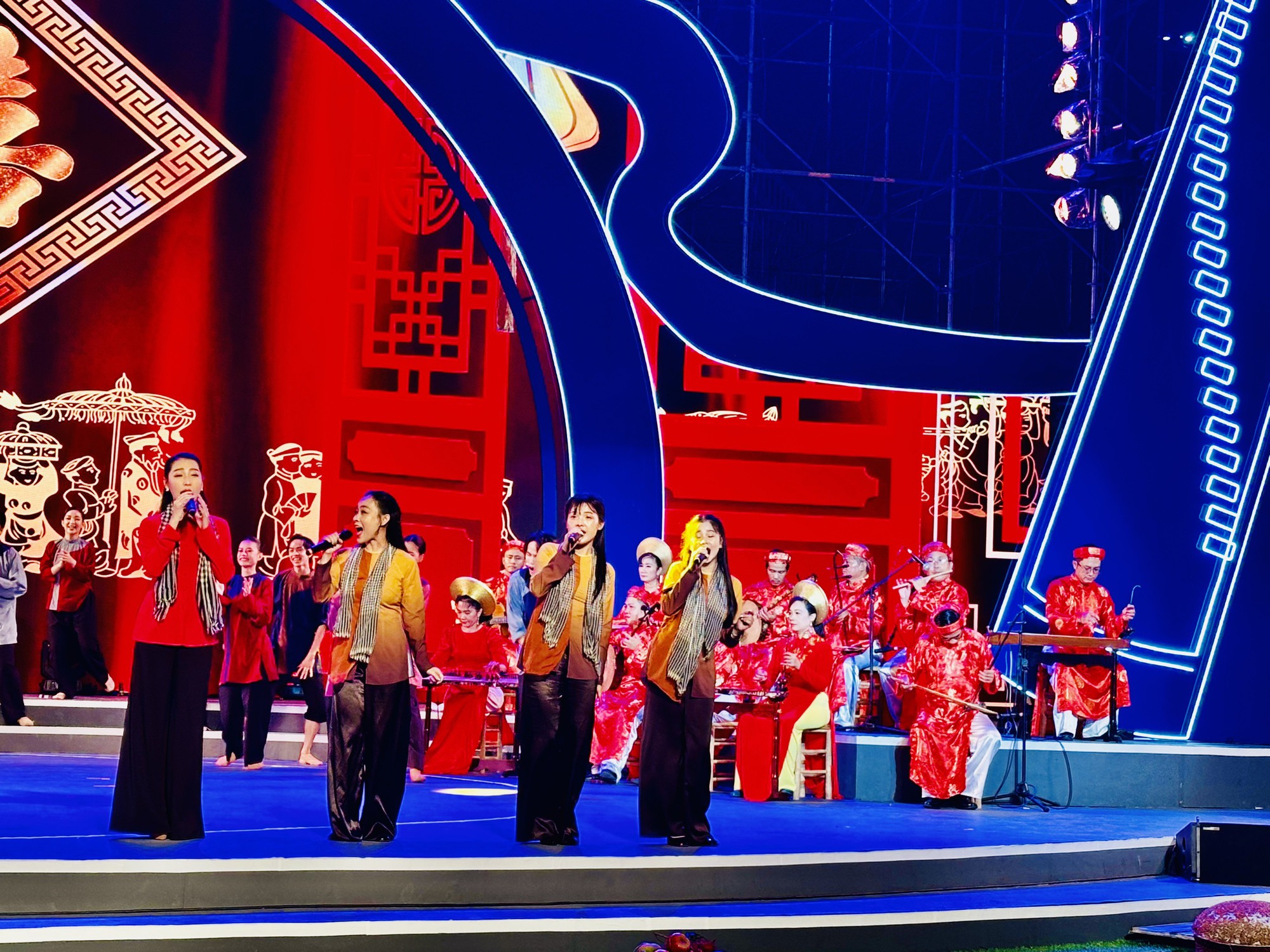 Εξαιρετικό καλλιτεχνικό πρόγραμμα «Νότια ερασιτεχνική μουσική - Λαμπερή κληρονομιά» - Φωτογραφία 4. Rực rỡ chương trình nghệ thuật “Đờn ca tài tử Nam Bộ - Di sản tỏa sáng”
- Ảnh 4.