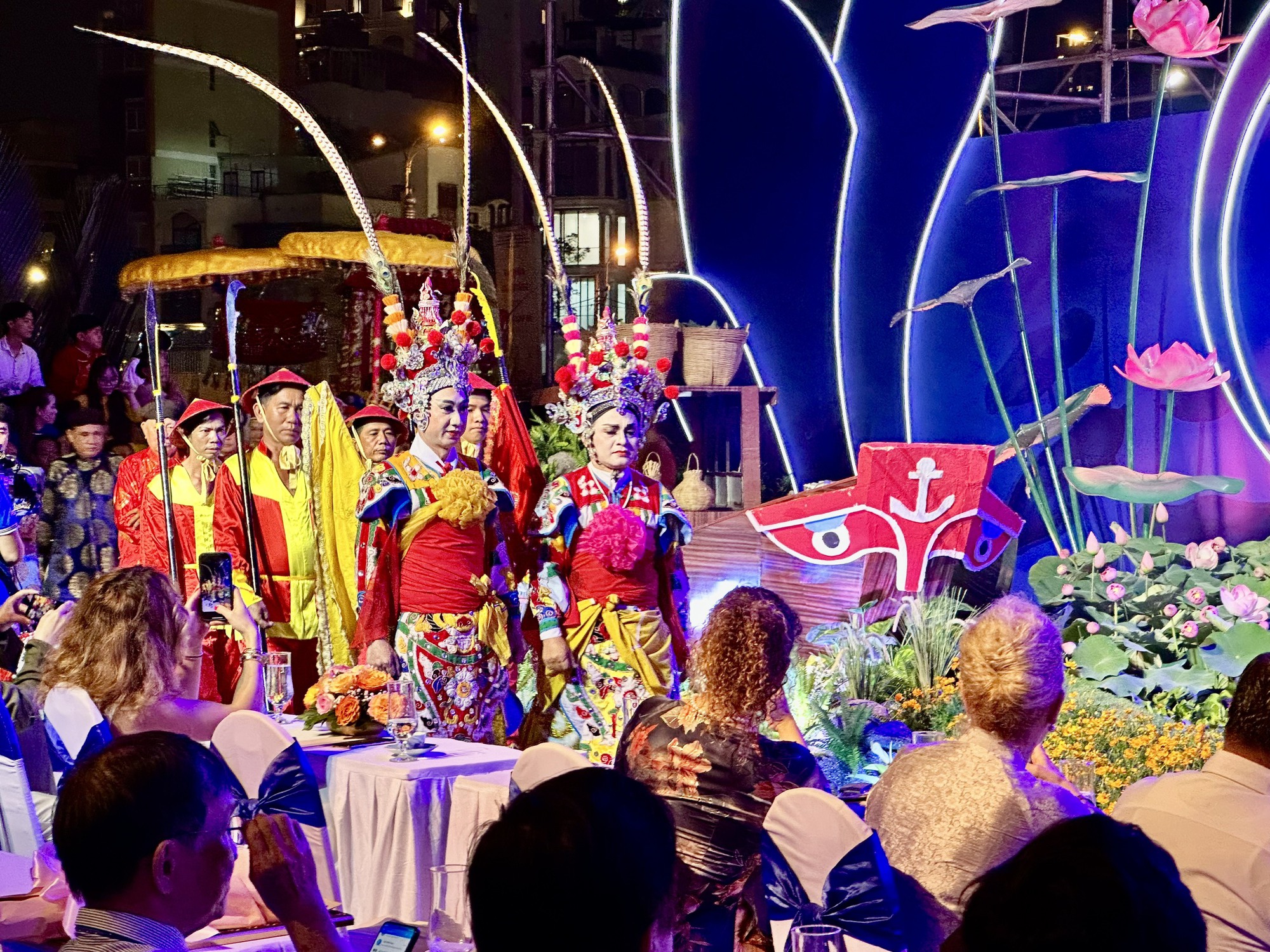 Εξαιρετικό καλλιτεχνικό πρόγραμμα «Νότια ερασιτεχνική μουσική - Λαμπερή κληρονομιά» - Φωτογραφία 5. Rực rỡ chương trình nghệ thuật “Đờn ca tài tử Nam Bộ - Di sản tỏa sáng”
- Ảnh 5.