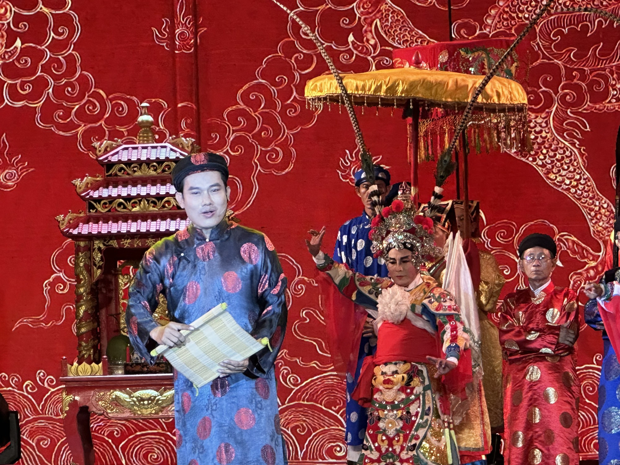 Εξαιρετικό καλλιτεχνικό πρόγραμμα «Νότια ερασιτεχνική μουσική - Λαμπερή κληρονομιά» - Φωτογραφία 7. Rực rỡ chương trình nghệ thuật “Đờn ca tài tử Nam Bộ - Di sản tỏa sáng”
- Ảnh 7.