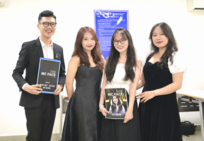 Trinh (thứ hai, từ phải qua) cùng các bạn giành chiến thắng trong cuộc thi của câu lạc bộ MC tại trường Trinh (thứ hai, từ phải qua) cùng các bạn giành chiến thắng trong cuộc thi của câu lạc bộ MC tại trường
