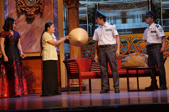 Một cảnh trong vở cải lương kinh điển “Khách sạn Hào Hoa” do đạo diễn - NSND Trần Ngọc Giàu dàn dựng Một cảnh trong vở cải lương kinh điển “Khách sạn Hào Hoa” do đạo diễn - NSND Trần Ngọc Giàu dàn dựng