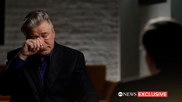 Alec Baldwin bị buộc tội ngộ sát vì để súng đạo cụ nổ trên trường quay - Ảnh 2.