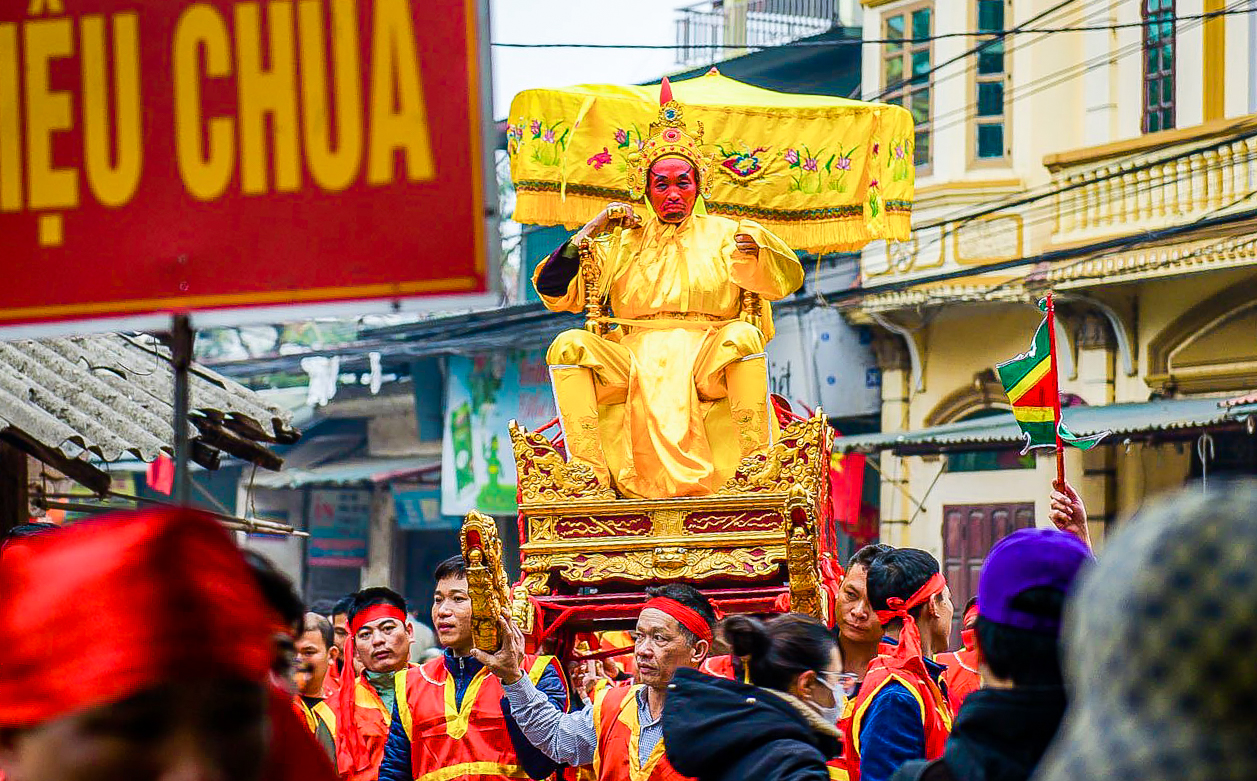 Những hình ảnh rước kiệu Vua, Chúa sống náo nhiệt ở Hà Nội - Ảnh 2.