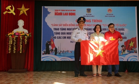 Trao 10.000 lá cờ Tổ quốc và 70 suất quà, học bổng tại Quảng Nam - Ảnh 1.