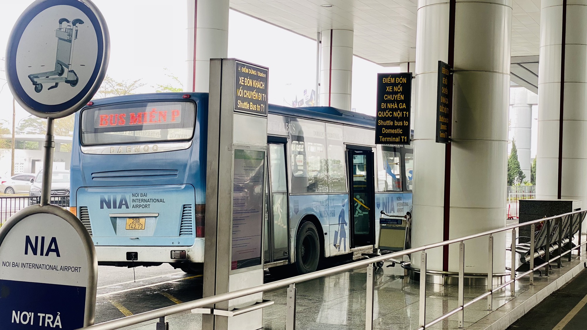 Khuyến cáo khách bay dùng xe nối chuyến miễn phí tại Nội Bài - Ảnh 7.