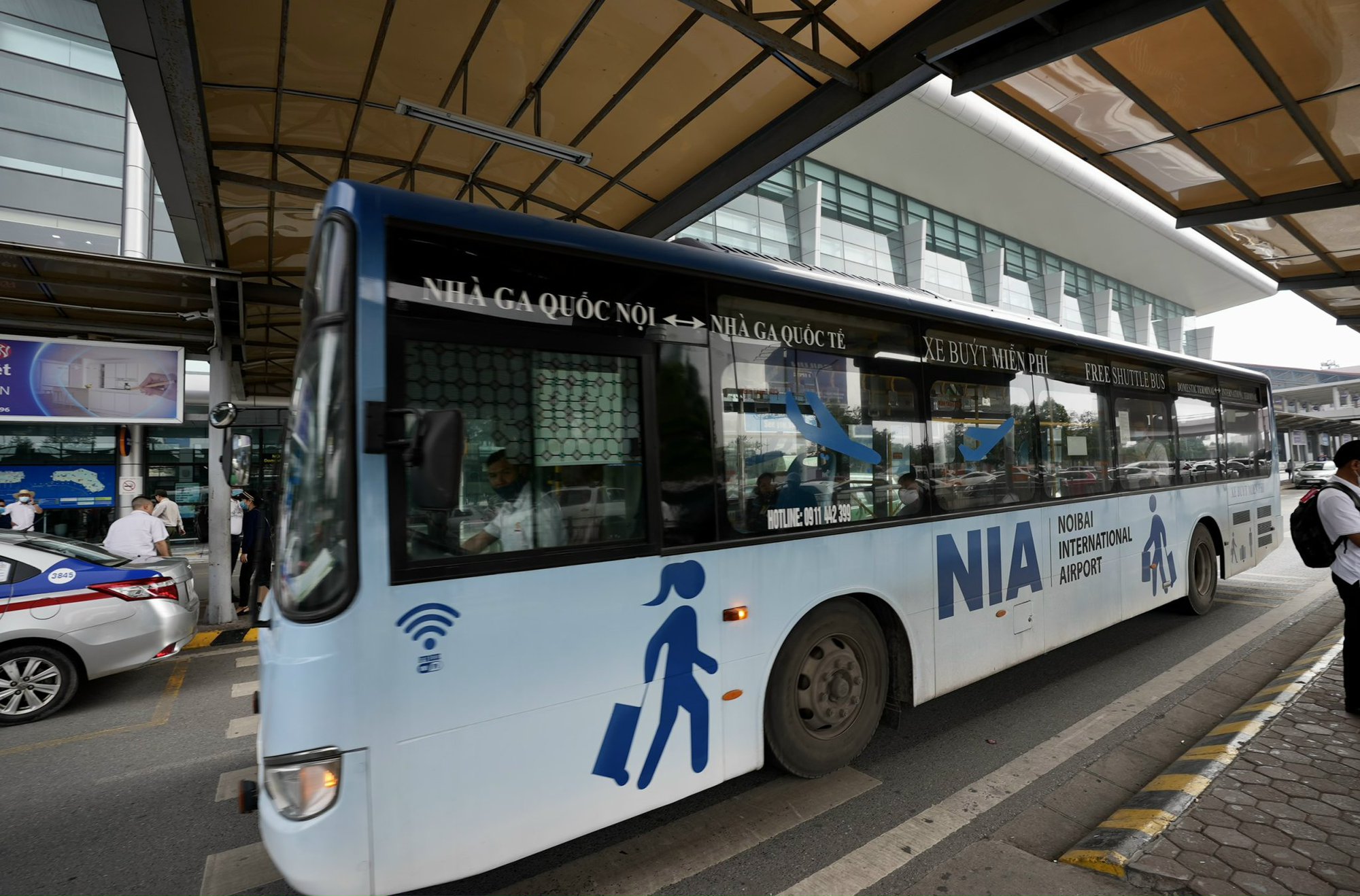 Khuyến cáo khách bay dùng xe nối chuyến miễn phí tại Nội Bài - Ảnh 8.