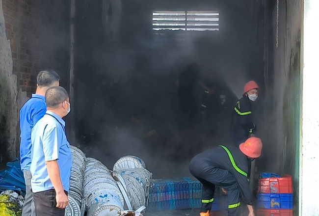 Cháy trong cảng cá Quy Nhơn, một người tử vong - Ảnh 1.