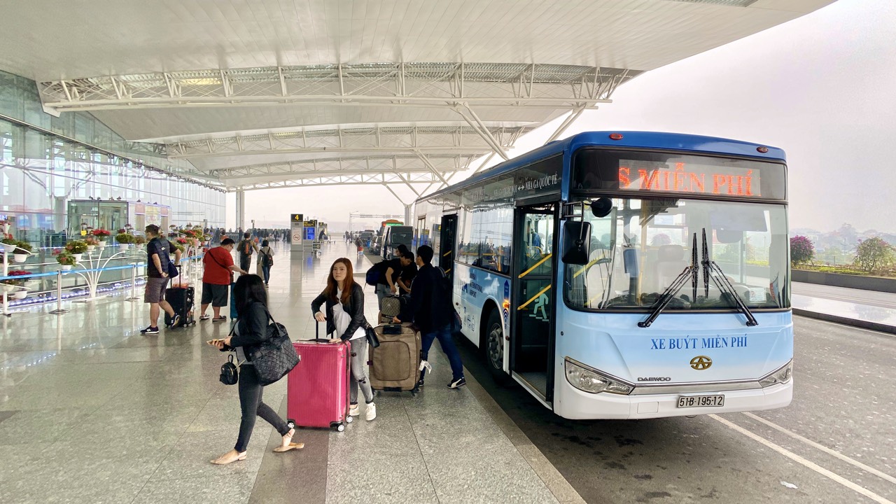 Khuyến cáo khách bay dùng xe nối chuyến miễn phí tại Nội Bài - Ảnh 2.