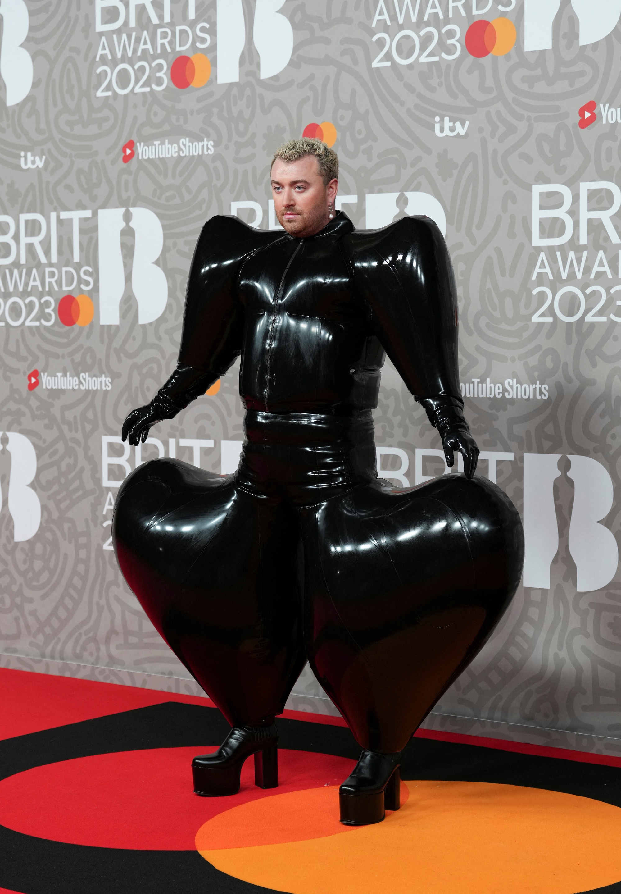 Sốc với trang phục độc, lạ tại BRIT Awards - Ảnh 13.