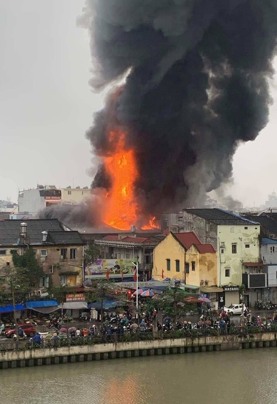 CLIP: Cháy lớn tại chợ Tam Bạc - Hải Phòng - Ảnh 2.