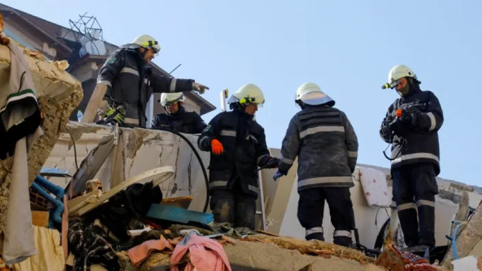 CLIP: Khoảnh khắc “thót tim”, thành viên đội cứu hộ Thổ Nhĩ Kỳ bị vùi lấp - Ảnh 2.