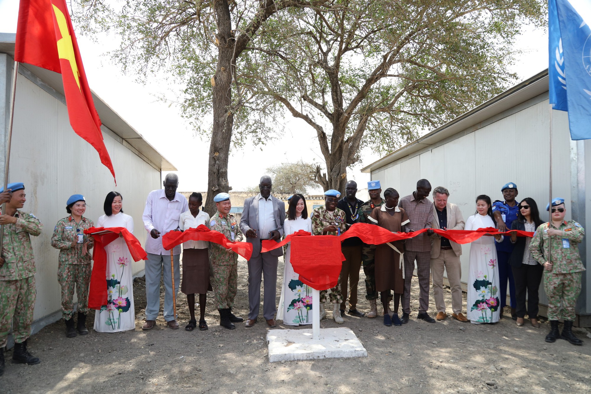 Đội Công binh mũ nồi xanh xây nhiều công trình nhân đạo tặng Trường cấp 3 Abyei - Ảnh 4.