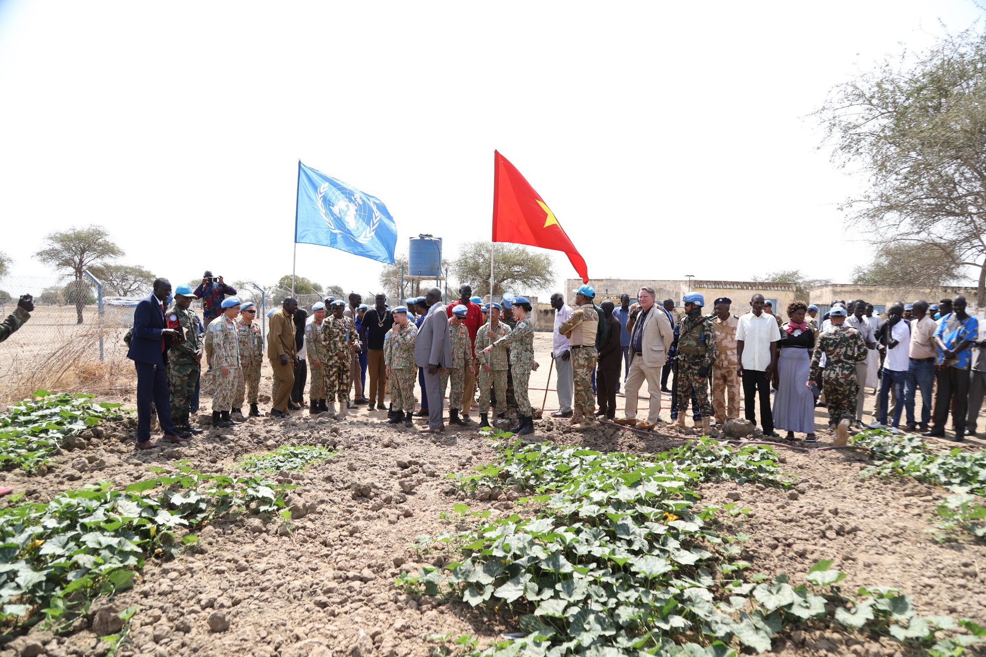Đội Công binh mũ nồi xanh xây nhiều công trình nhân đạo tặng Trường cấp 3 Abyei - Ảnh 7.