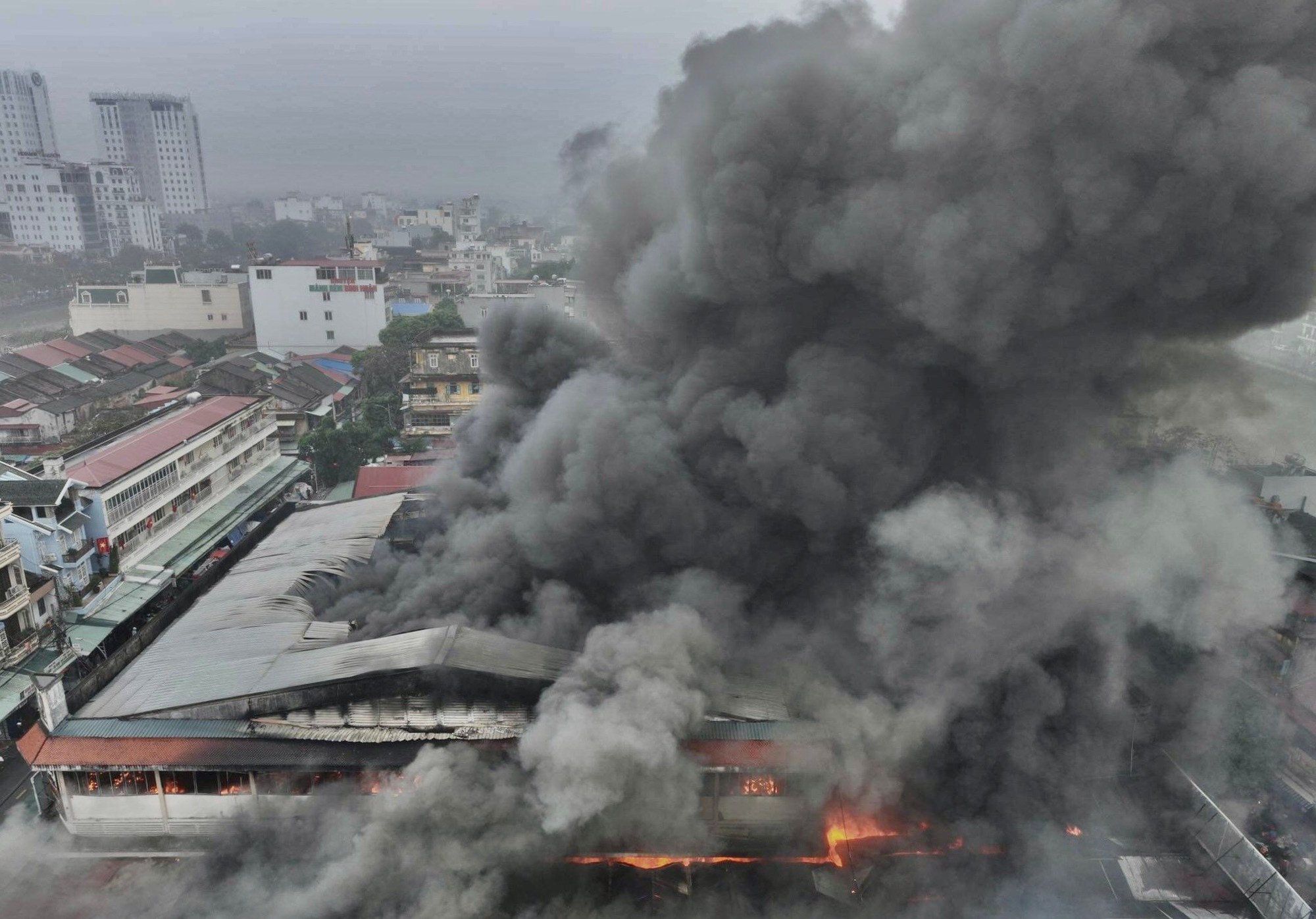 Cháy chợ Tam Bạc gây thiệt hại hơn 50 tỉ đồng, tiểu thương khóc ròng - Ảnh 2.