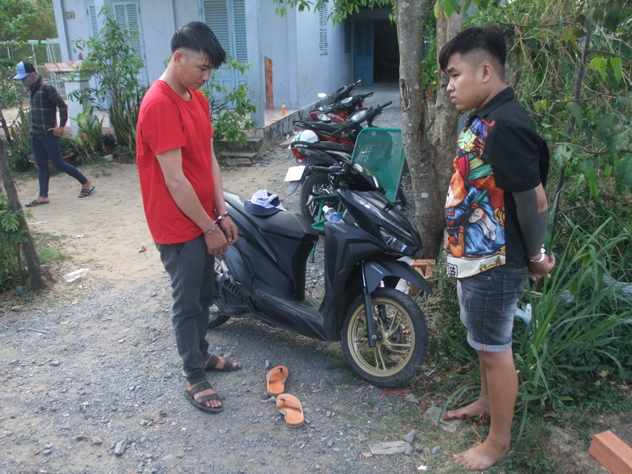Hai đối tượng Hải và Bình cùng tang vật. Ảnh Lê Qúi Hai đối tượng Hải và Bình cùng tang vật. Ảnh Lê Qúi