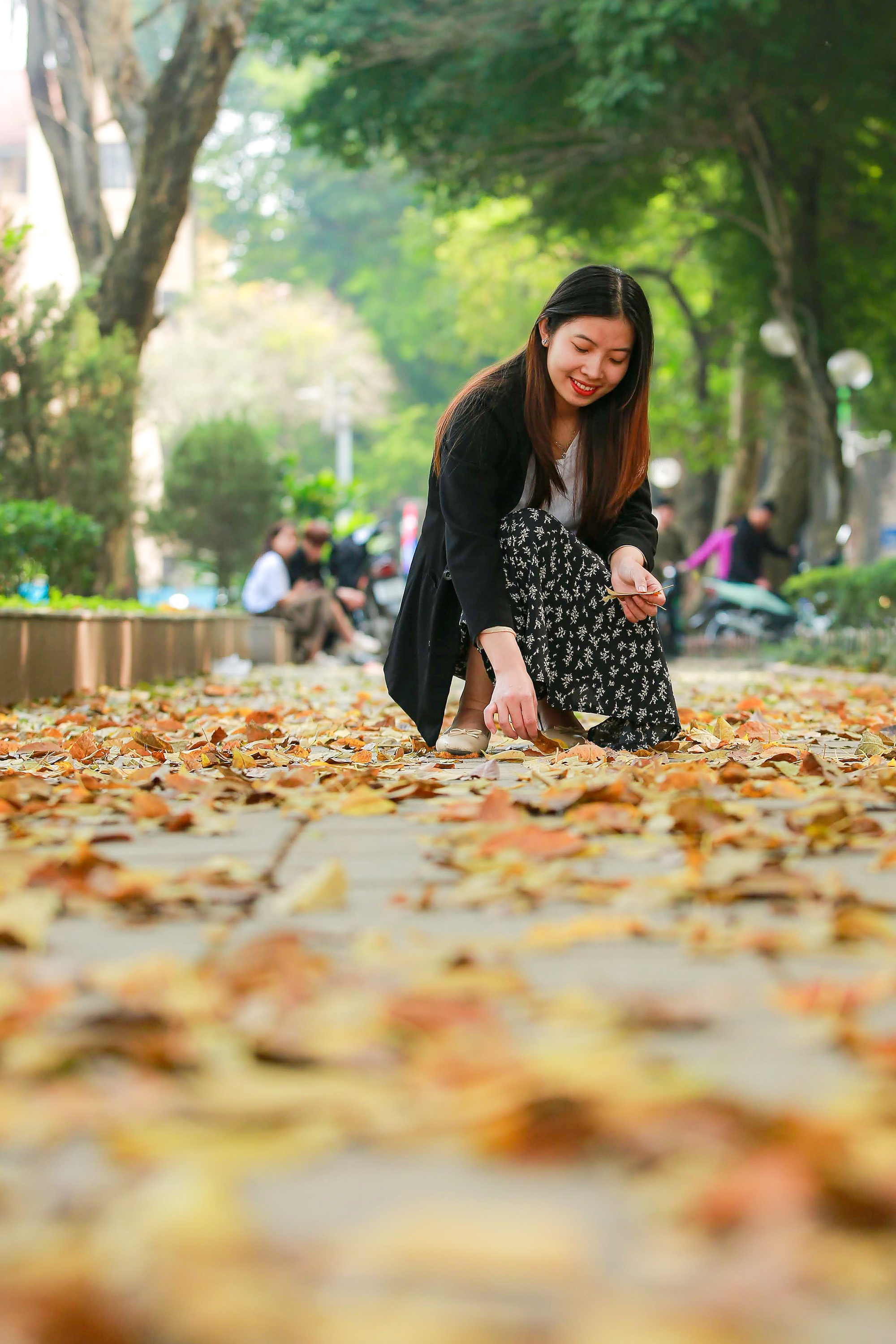 Người dân Hà Nội đổ xô đi chụp ảnh mùa thay lá - Ảnh 5.