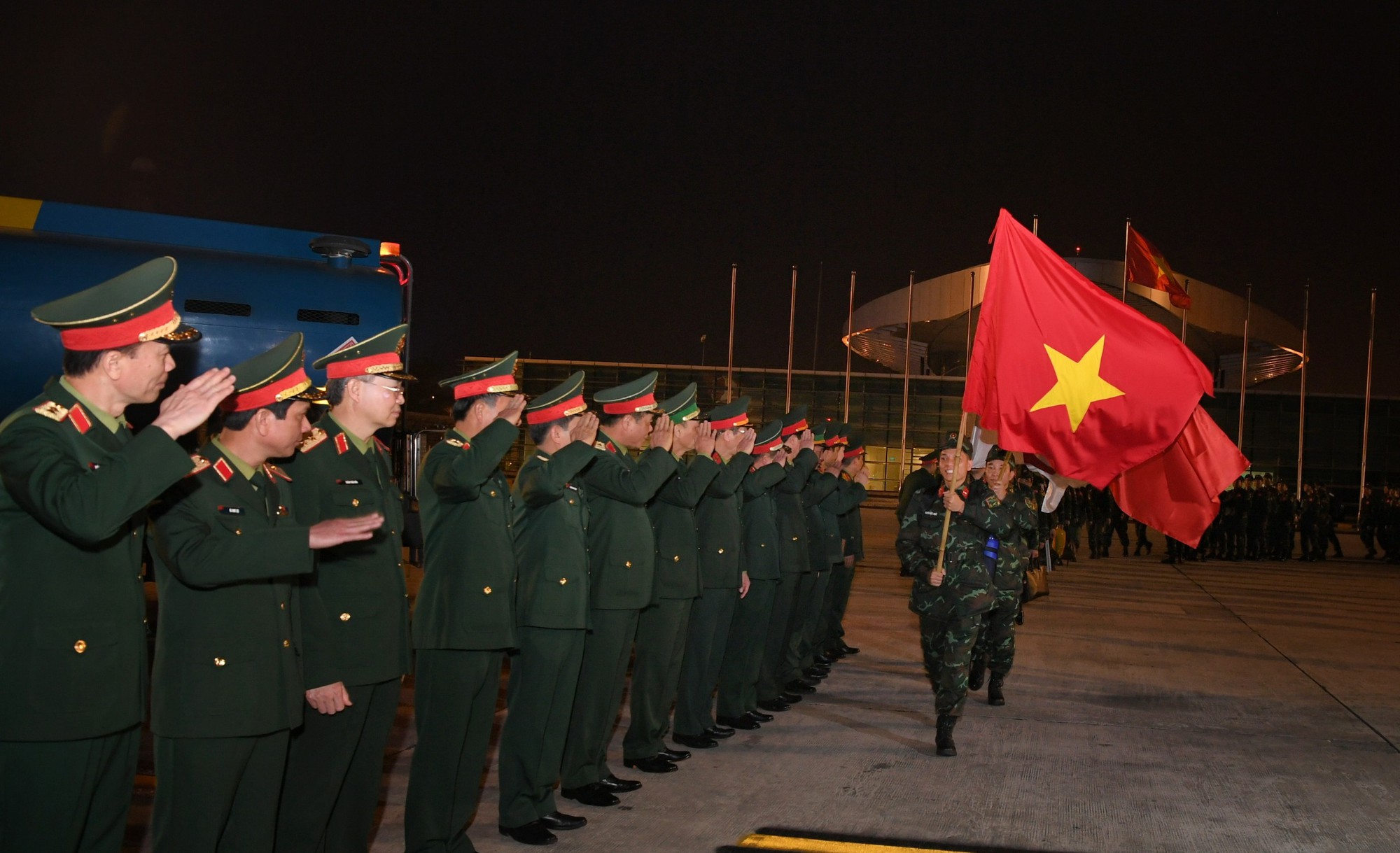 Cận cảnh máy bay cất cánh đưa đoàn Quân đội Việt Nam lên đường tới Thổ Nhĩ Kỳ cứu hộ, cứu nạn - Ảnh 17.