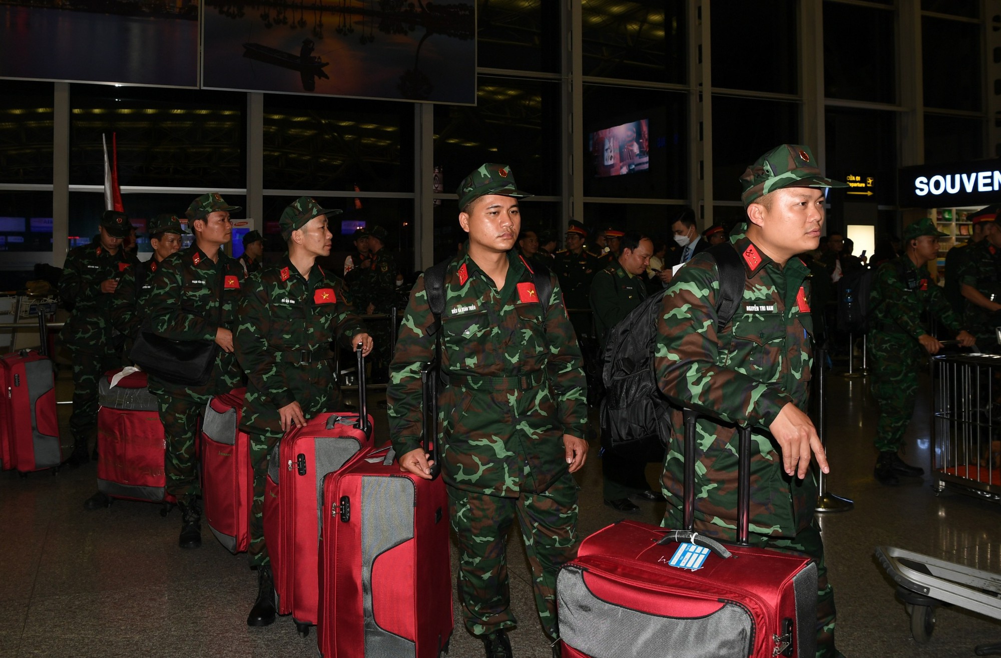 Cận cảnh máy bay cất cánh đưa đoàn Quân đội Việt Nam lên đường tới Thổ Nhĩ Kỳ cứu hộ, cứu nạn - Ảnh 11.