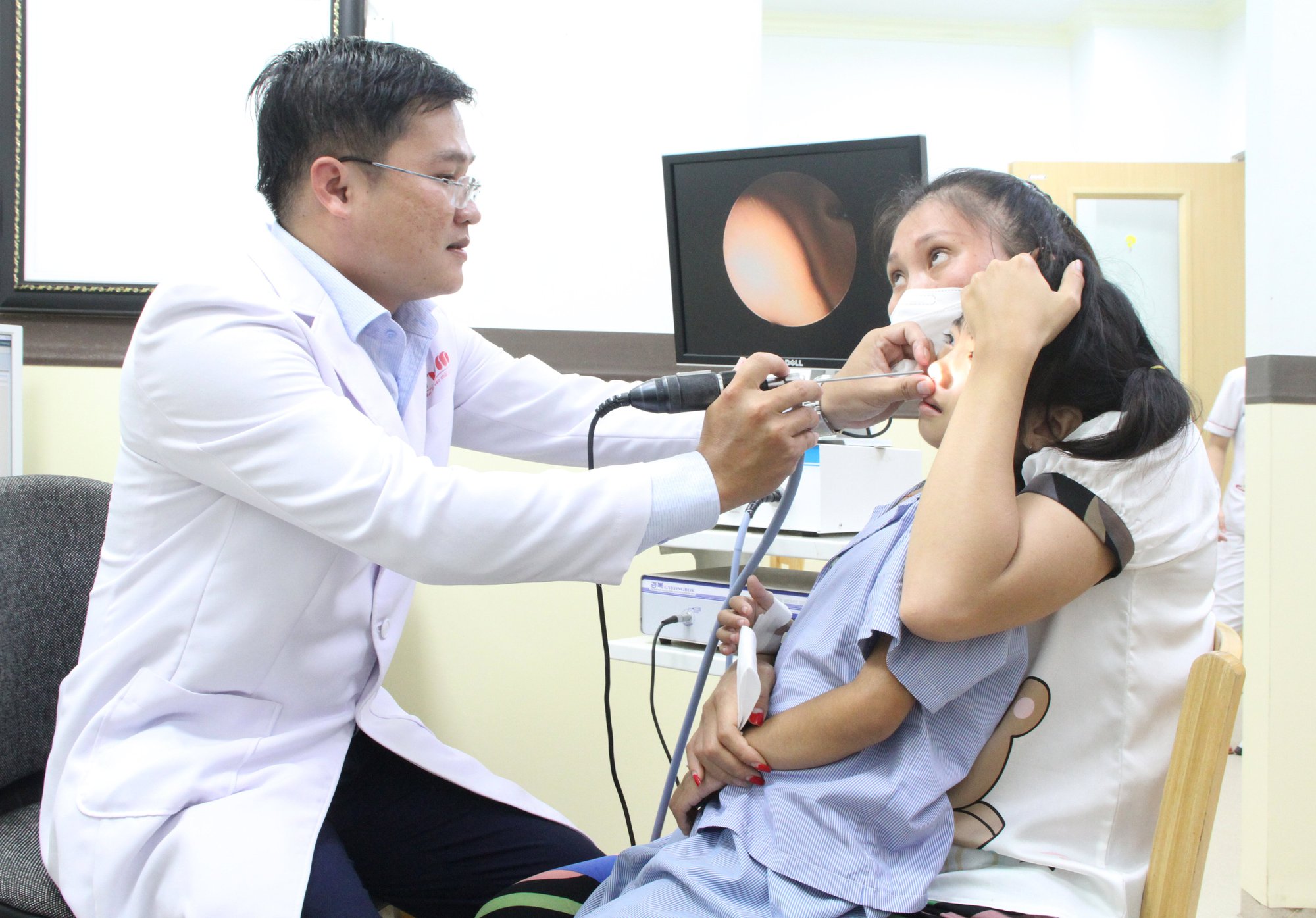 CLIP: Lấy ra 2 viên pin nằm sâu trong khoang mũi bé gái - Ảnh 3. CLIP: Lấy ra 2 viên pin nằm sâu trong khoang mũi bé gái - Ảnh 3.