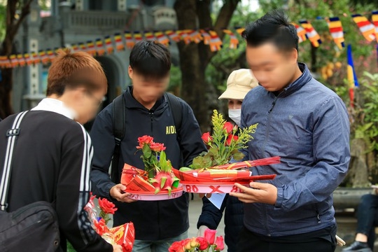 Ngày Valentine, giới trẻ rủ nhau đi chùa Hà cầu duyên - Ảnh 5.