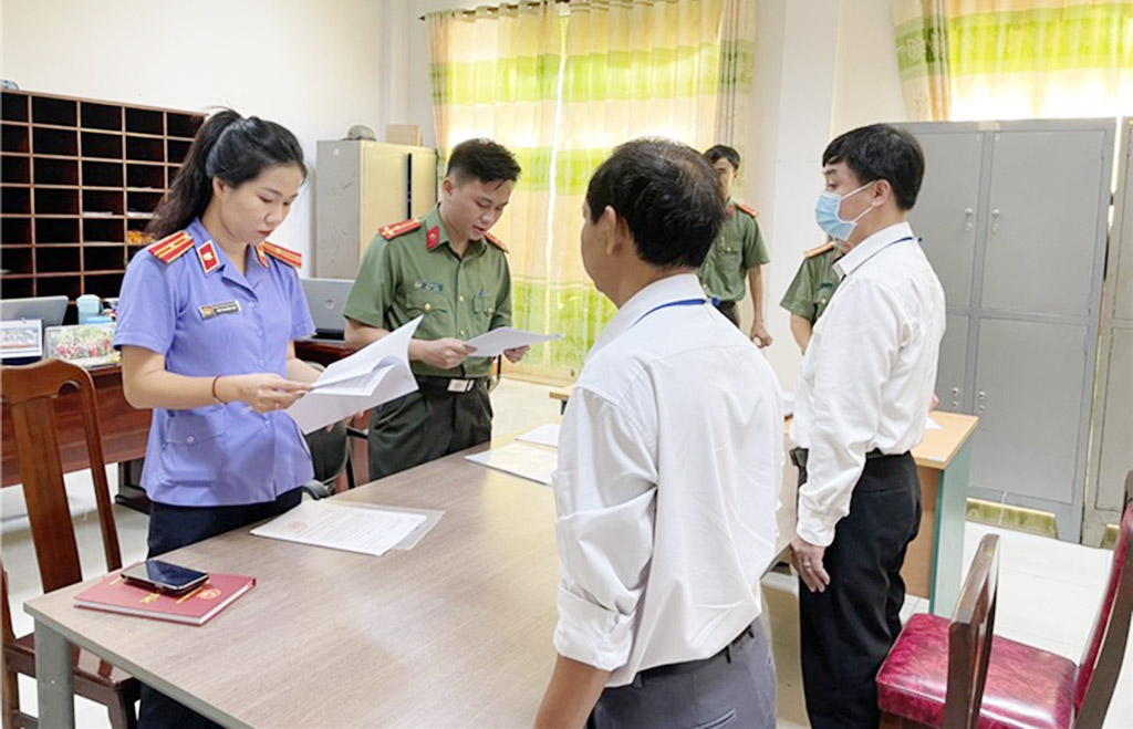 Bắt tạm giam một phó chi cục trưởng ở Bà Rịa - Vũng Tàu - Ảnh 1. Bắt tạm giam một phó chi cục trưởng ở Bà Rịa - Vũng Tàu - Ảnh 1.