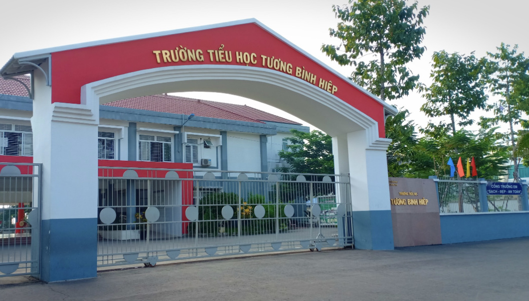 Bình Dương: Ở lại học bán trú, bé gái lớp 5 tử vong nghi rơi lầu - Ảnh 1. Bình Dương: Ở lại học bán trú, bé gái lớp 5 tử vong nghi rơi lầu - Ảnh 1.