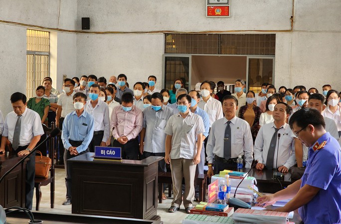 Xét xử 16 bị cáo tại Sở Y tế Đắk Lắk: Đề nghị triệu tập đại diện UBND tỉnh - Ảnh 1. Xét xử 16 bị cáo tại Sở Y tế Đắk Lắk: Đề nghị triệu tập đại diện UBND tỉnh - Ảnh 1.