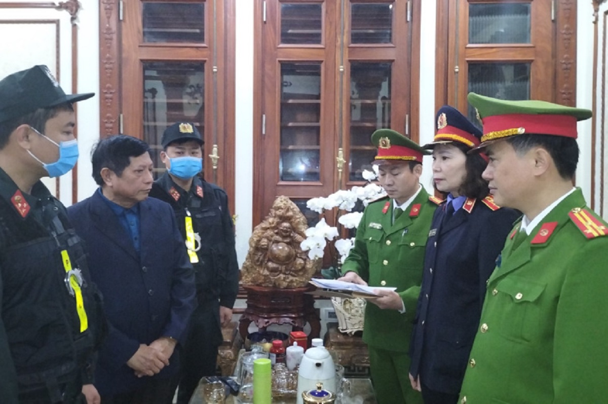 Bắt cựu Phó Chủ tịch UBND tỉnh và cựu Giám đốc Sở TN-MT tỉnh Hà Nam - Ảnh 2. Bắt cựu Phó Chủ tịch UBND tỉnh và cựu Giám đốc Sở TN-MT tỉnh Hà Nam - Ảnh 2.