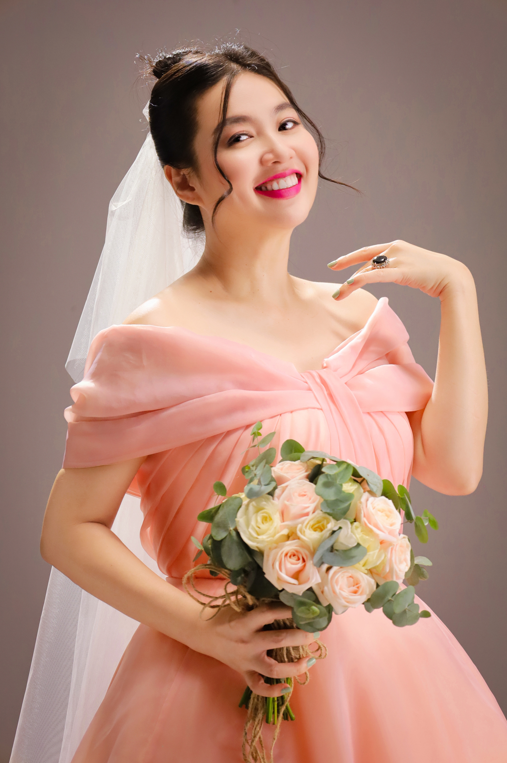 Lê Khánh hóa thân nữ đại gia cặp phi công sau khi lấy chồng - Ảnh 1. Lê Khánh hóa thân nữ đại gia cặp phi công sau khi lấy chồng - Ảnh 1.