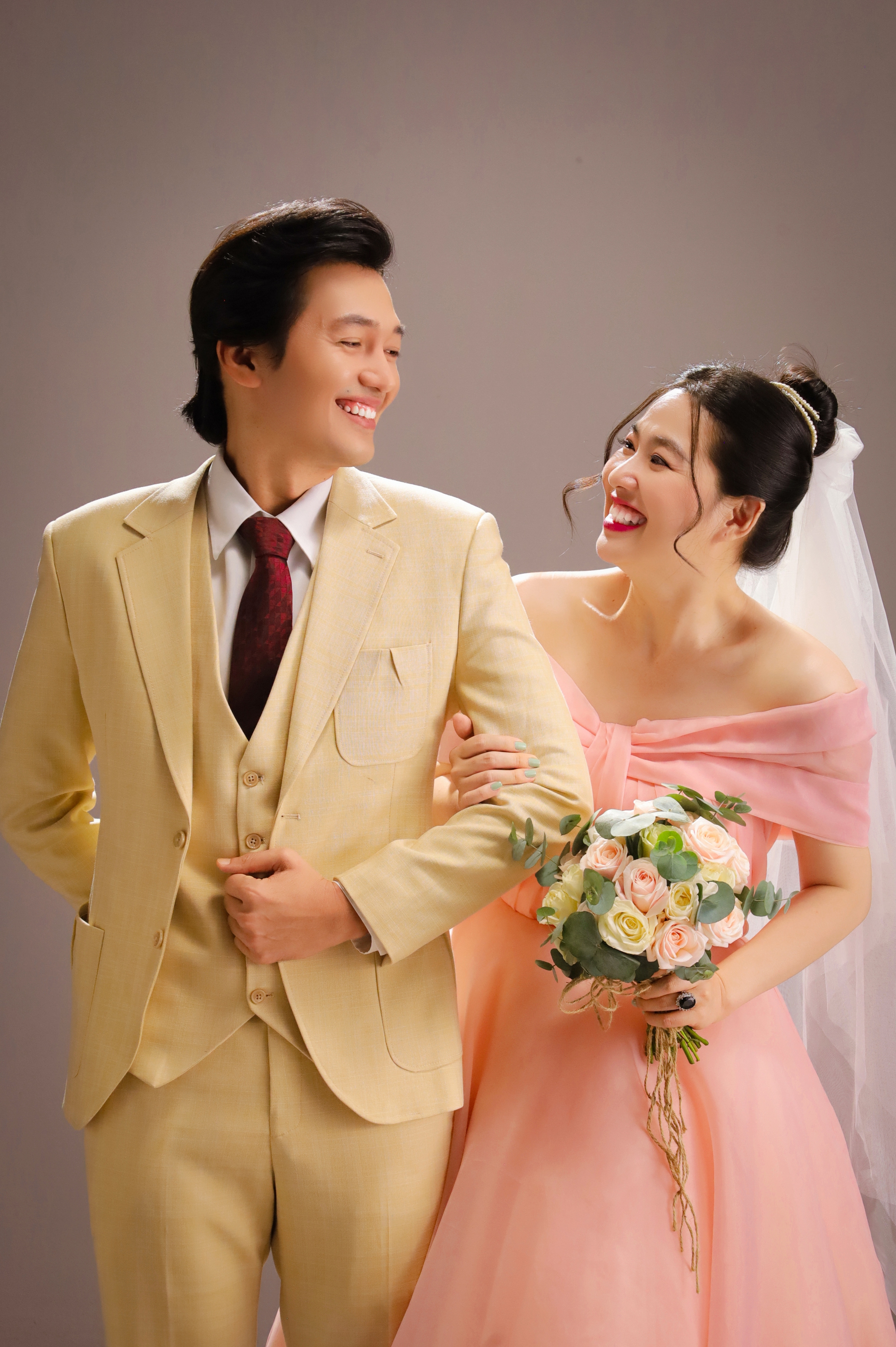 Lê Khánh hóa thân nữ đại gia cặp phi công sau khi lấy chồng - Ảnh 3. Lê Khánh hóa thân nữ đại gia cặp phi công sau khi lấy chồng - Ảnh 3.