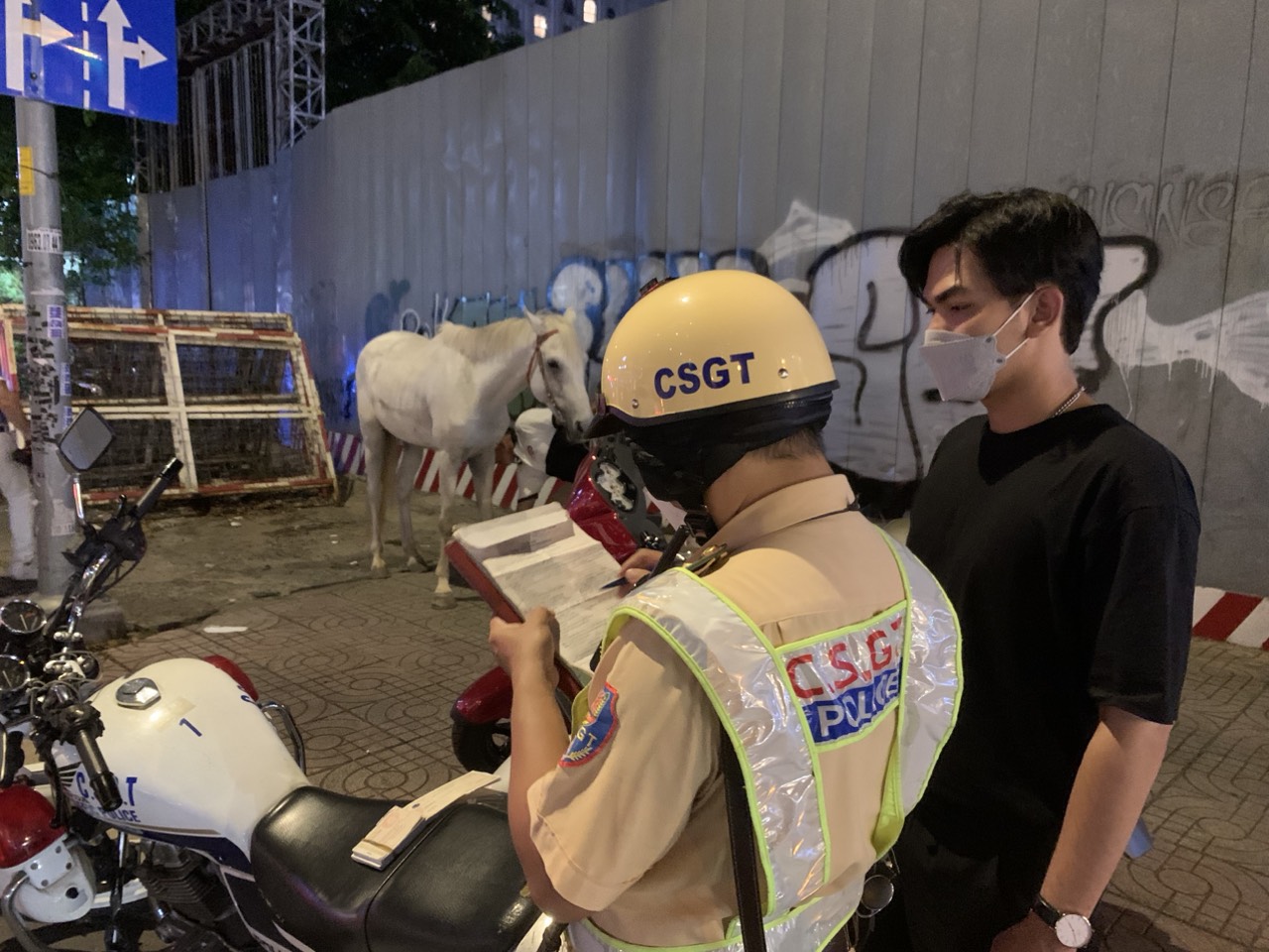 CSGT xử phạt Bạch mã hoàng tử ở trung tâm TP HCM - Ảnh 2. CSGT xử phạt Bạch mã hoàng tử ở trung tâm TP HCM - Ảnh 2.