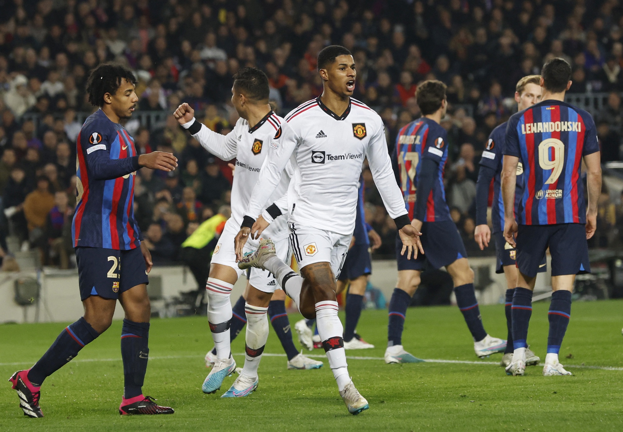 8 gián điệp tiềm phục ở sân Nou Camp, Man United quyết thắng Barcelona - Ảnh 1.