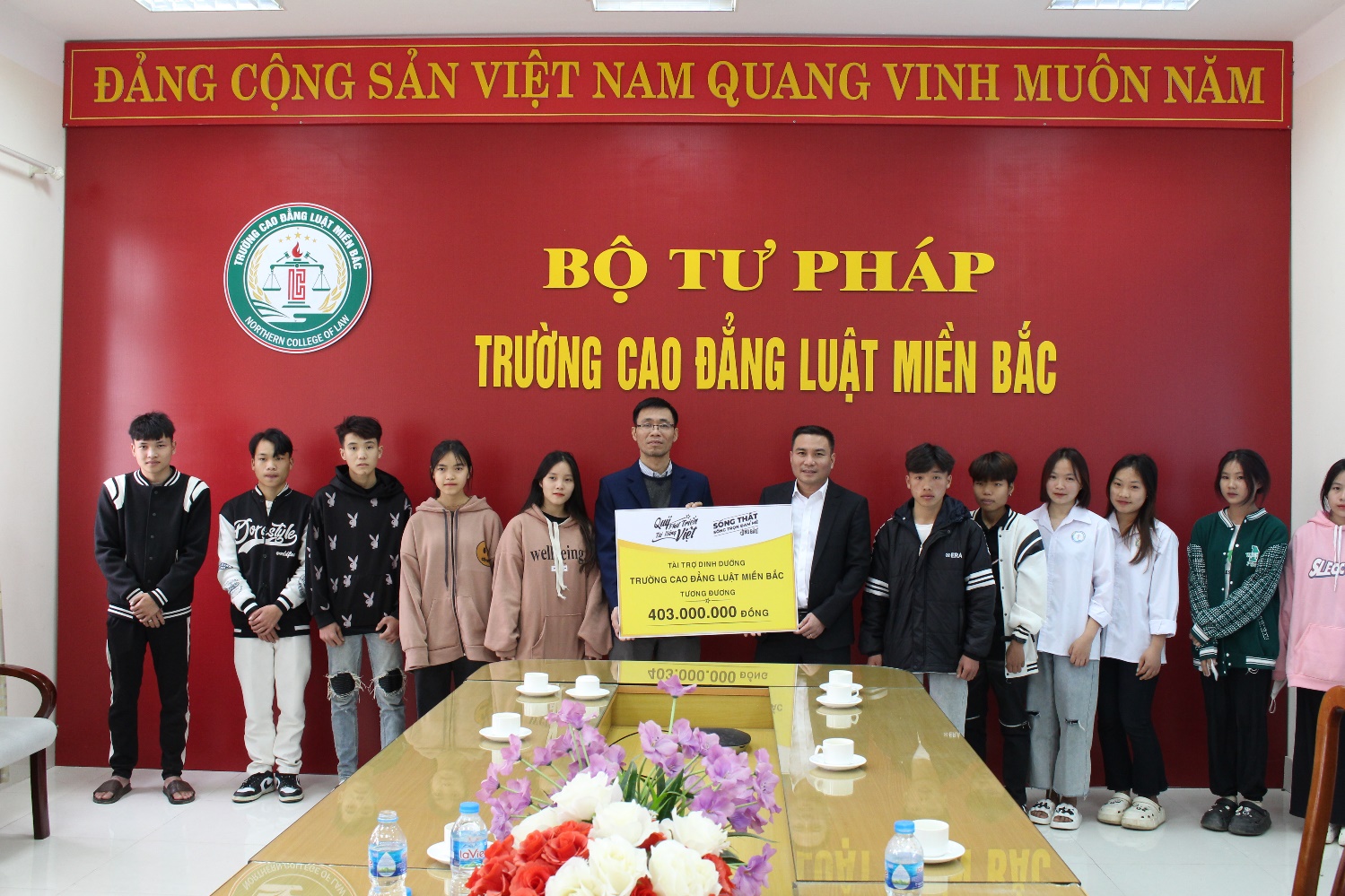 Học sinh vùng cao vui mừng nhận sữa từ Quỹ Phát triển Tài năng Việt - Ảnh 1.