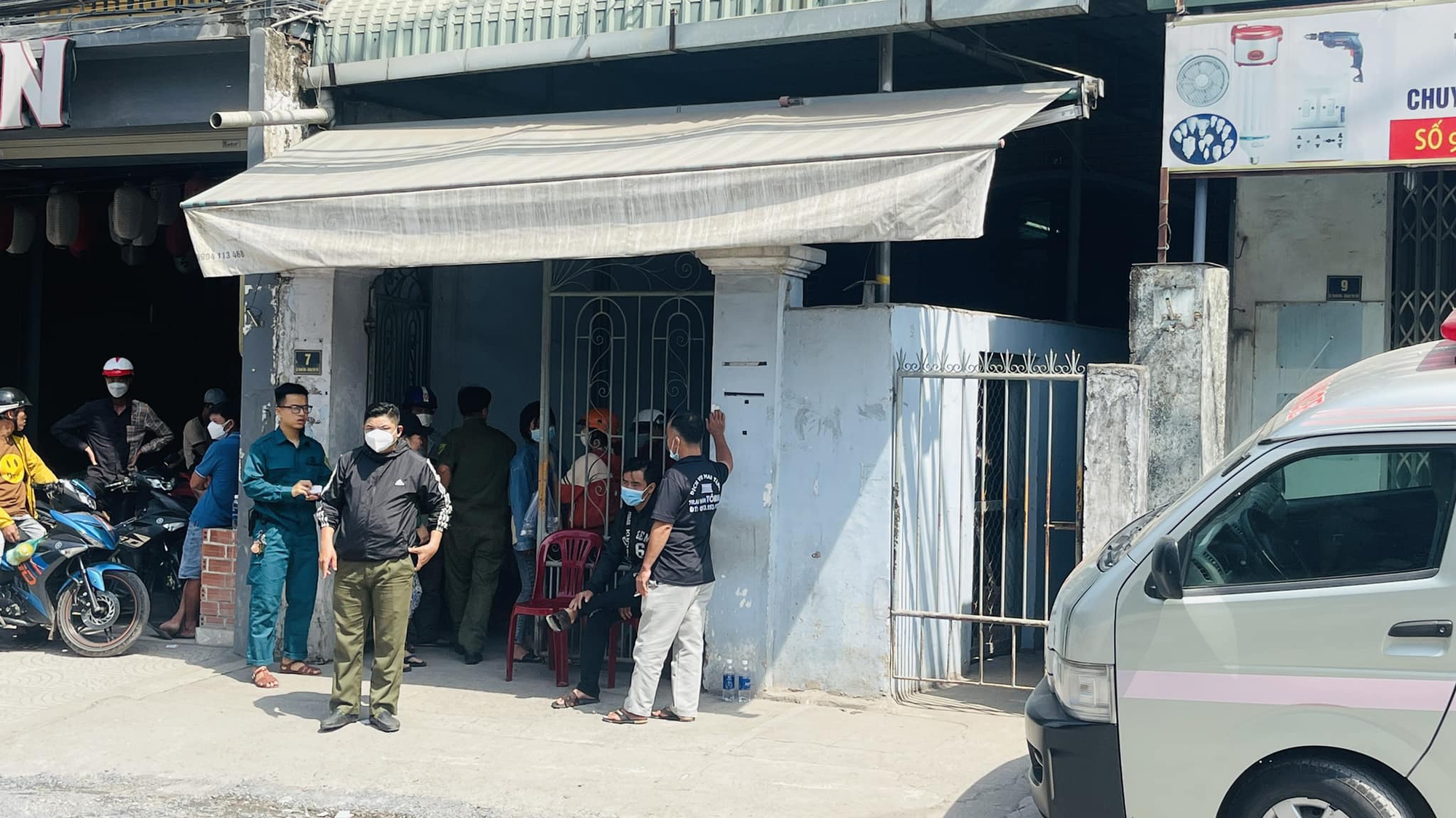 Phát hiện thi thể nam thanh niên bốc mùi trong phòng - Ảnh 1.