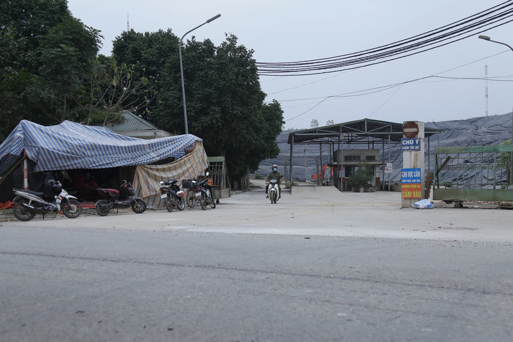 Người dân dựng lán chặn xe vào bãi rác Xuân Sơn - Ảnh 5.