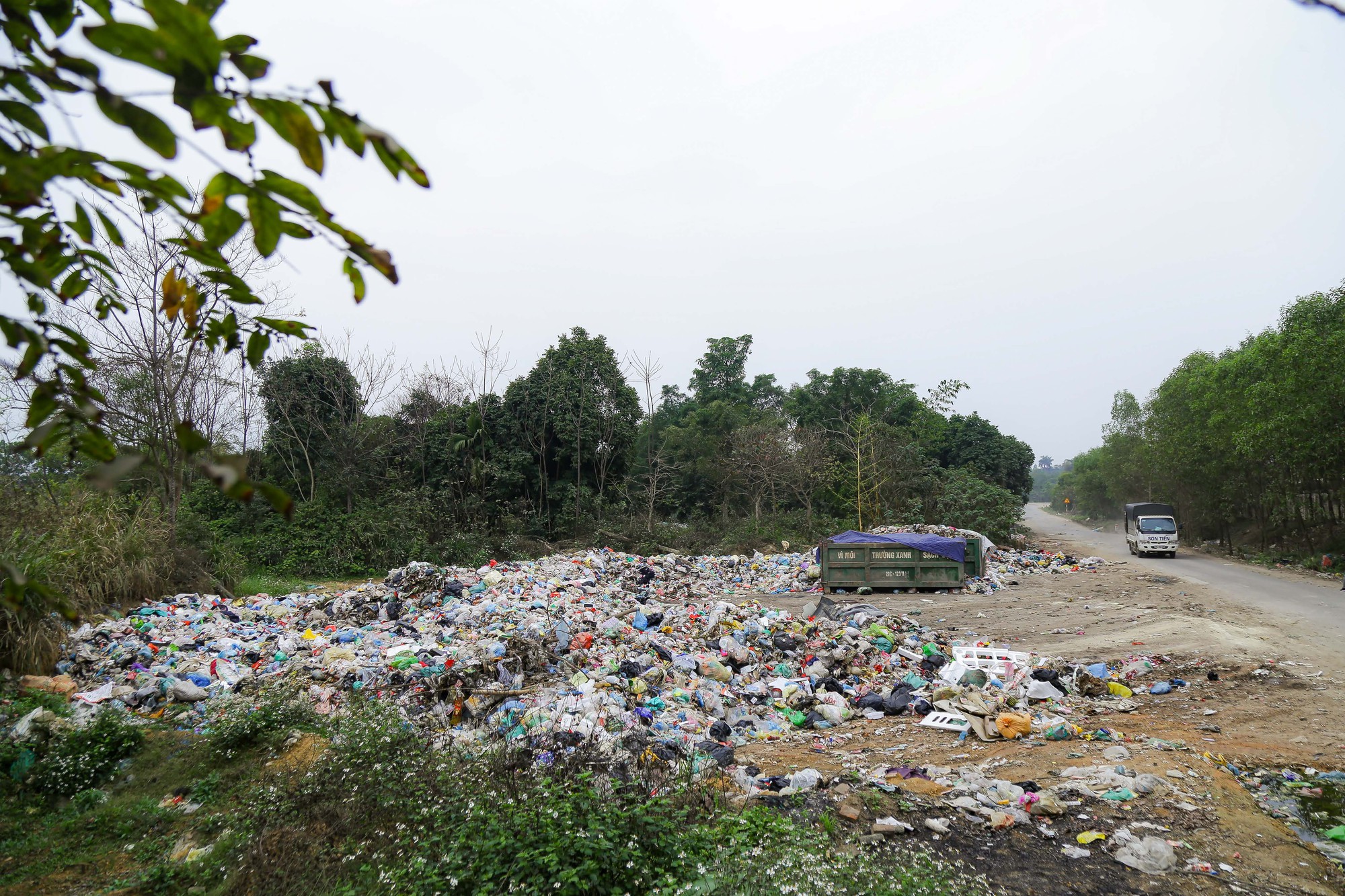 Người dân dựng lán chặn xe vào bãi rác Xuân Sơn - Ảnh 7.