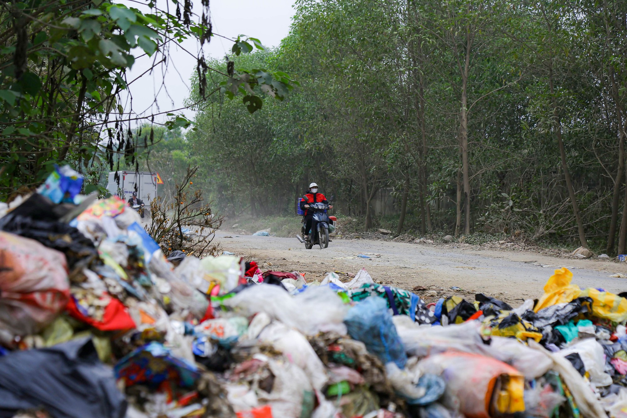 Người dân dựng lán chặn xe vào bãi rác Xuân Sơn - Ảnh 10.