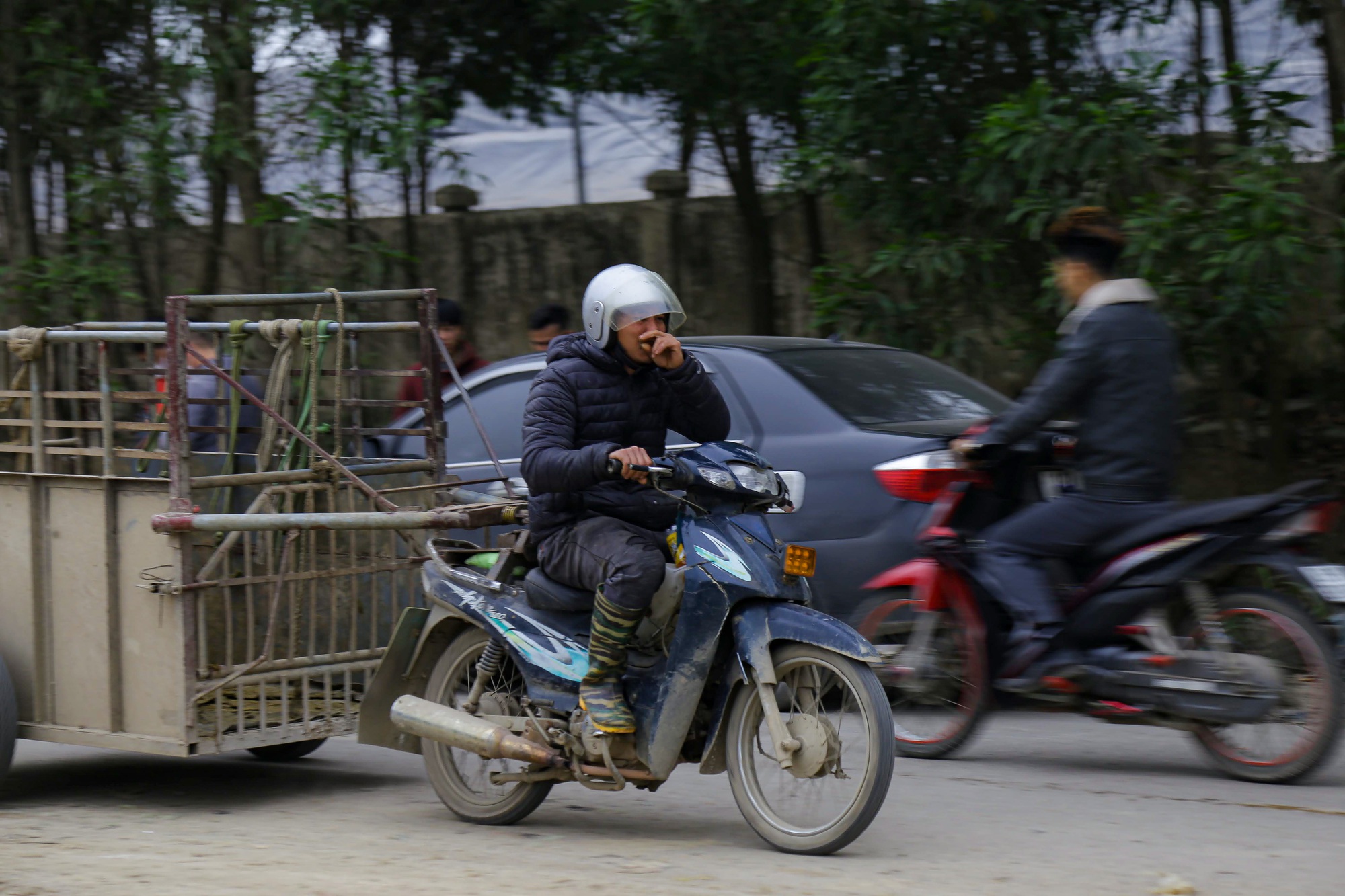 Người dân dựng lán chặn xe vào bãi rác Xuân Sơn - Ảnh 9.