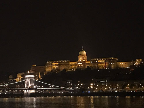 Budapest - Cơn mơ rực rỡ - Ảnh 1.