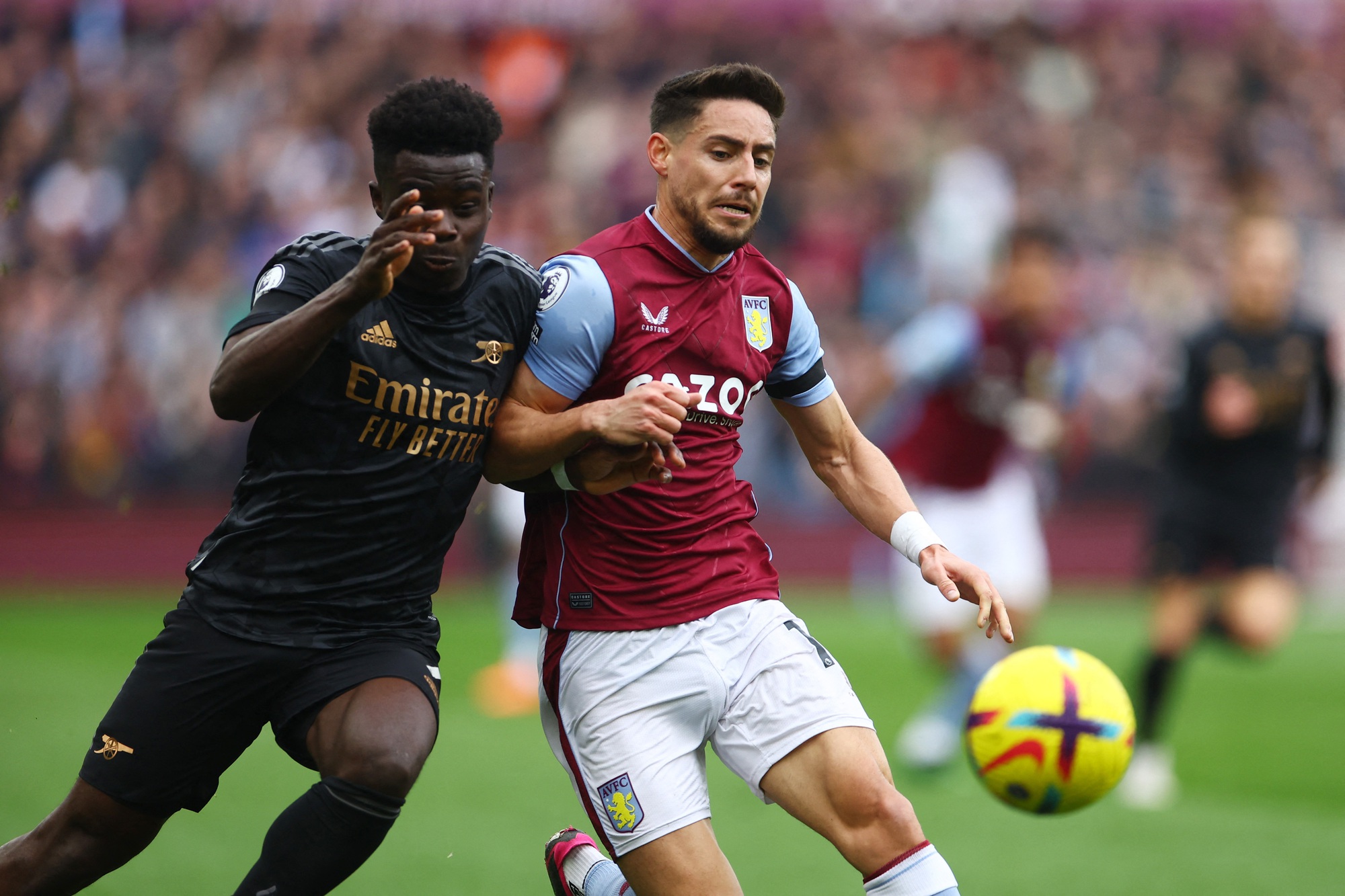 Ngược dòng hạ Aston Villa 4-2, Arsenal đòi lại ngôi đầu Ngoại hạng - Ảnh 1.