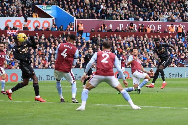 Ngược dòng hạ Aston Villa 4-2, Arsenal đòi lại ngôi đầu Ngoại hạng - Ảnh 3.