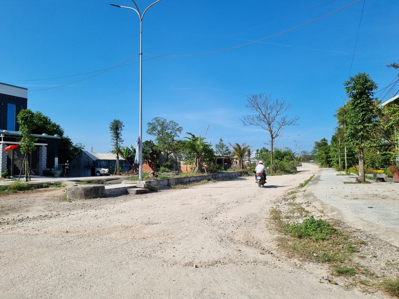 Đà Nẵng có con đường kỳ lạ với ngôi nhà giữa Đường cong mềm mại - Ảnh 2.