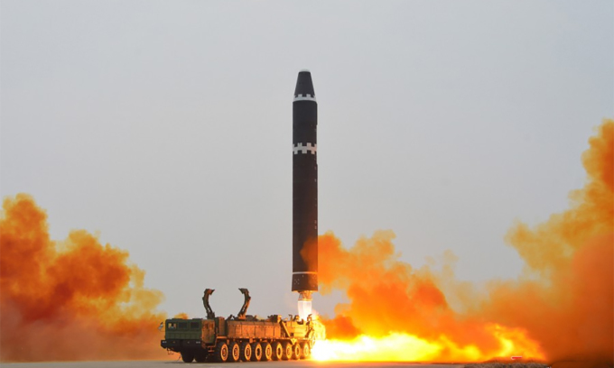Triều Tiên bất ngờ phóng tên lửa có khả năng bay tới Mỹ - Ảnh 1.