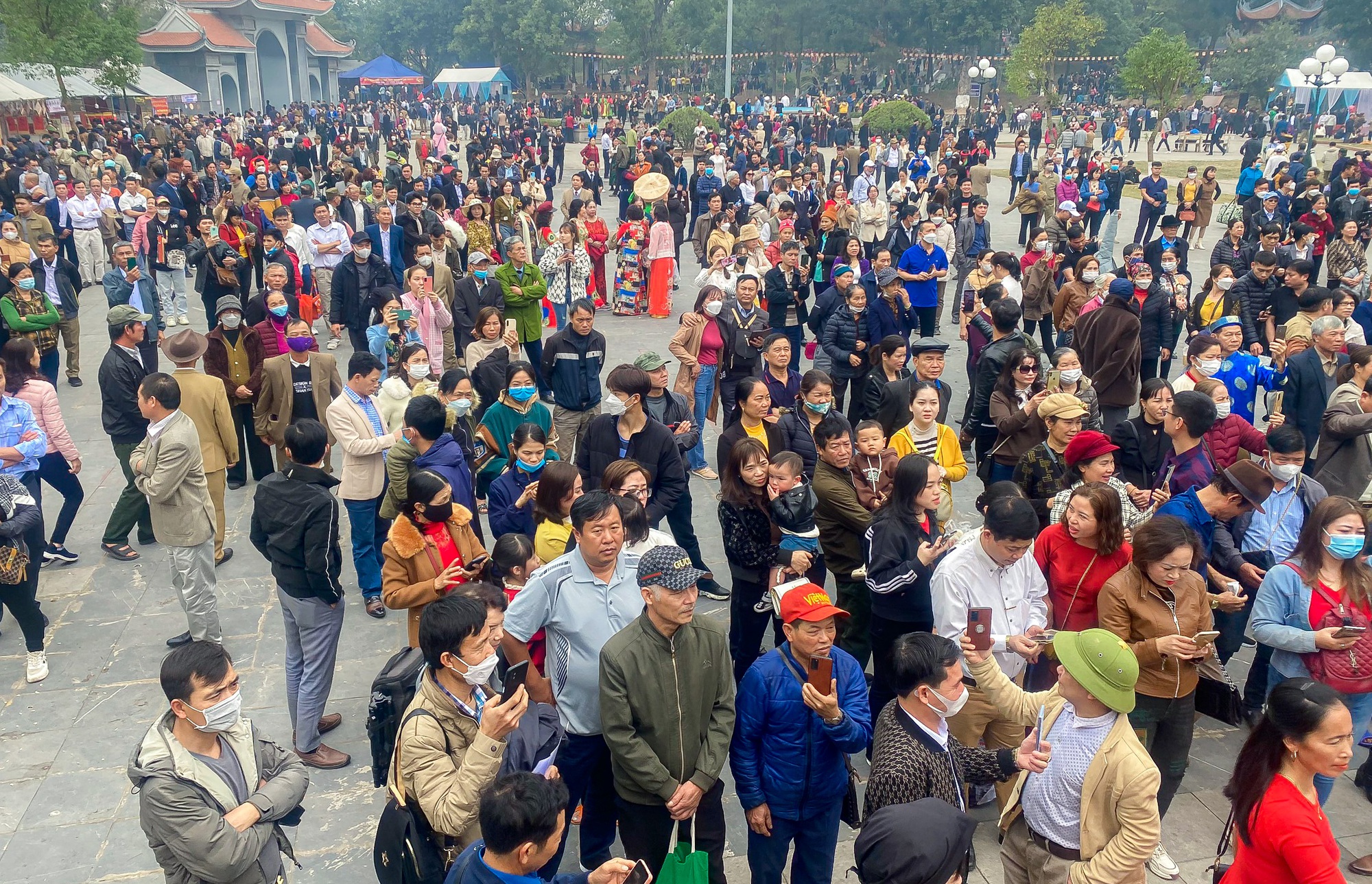 Hàng ngàn người đổ về Hội Lim thưởng thức quan họ - Ảnh 3.