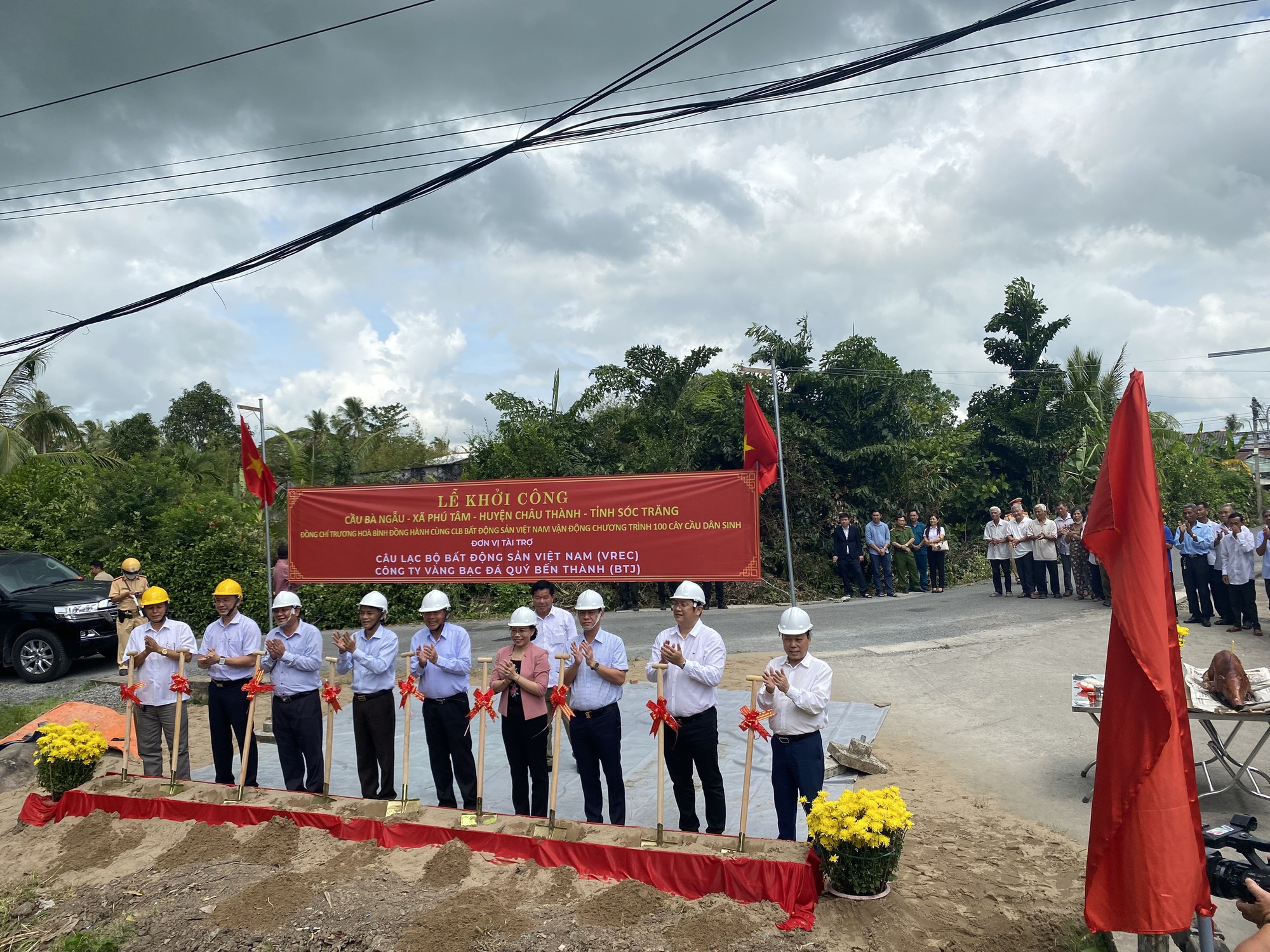 Nguyên Phó Thủ tướng Thường trực Trương Hòa Bình mang niềm vui đến người nghèo ở Sóc Trăng - Ảnh 2.