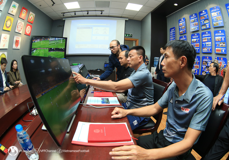 Trọng tài V-League được làm quen với công nghệ VAR - Báo Người lao động