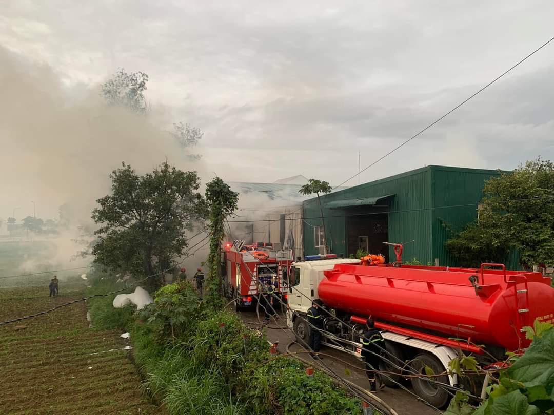Quảng Ngãi: Cháy kho than củi 200 tấn trong khu dân cư - Ảnh 1.