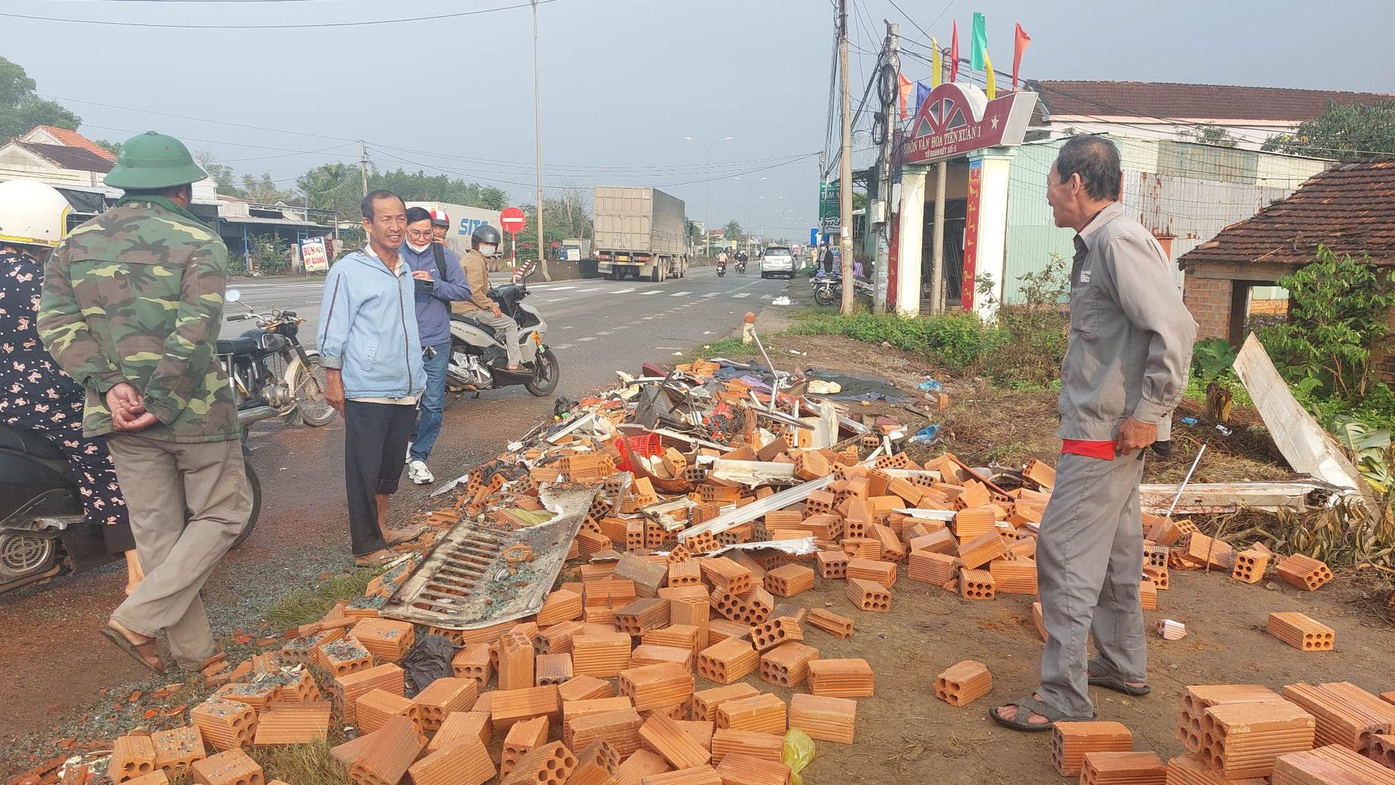 Sức khỏe 13 nạn nhân bị thương trong vụ tai nạn nghiêm trọng ở Quảng Nam sáng nay ra sao? - Ảnh 5.